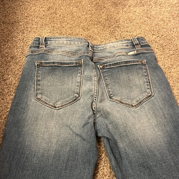 KanCan Jean. Straight leg Jean with light rips in the knees - Picture 4 of 5